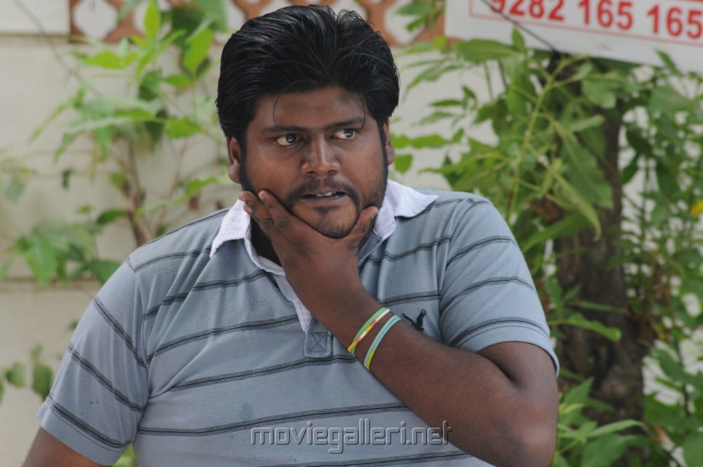 YENNAMO NADAKUDHU MOVIE REVIEW - Tamil Nadu News