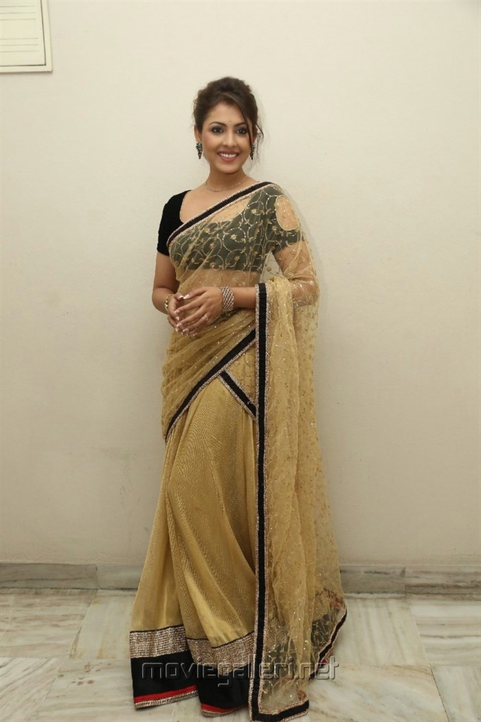 Actress Madhu Shalini Hot Photos in Black Blouse with Transparent Saree