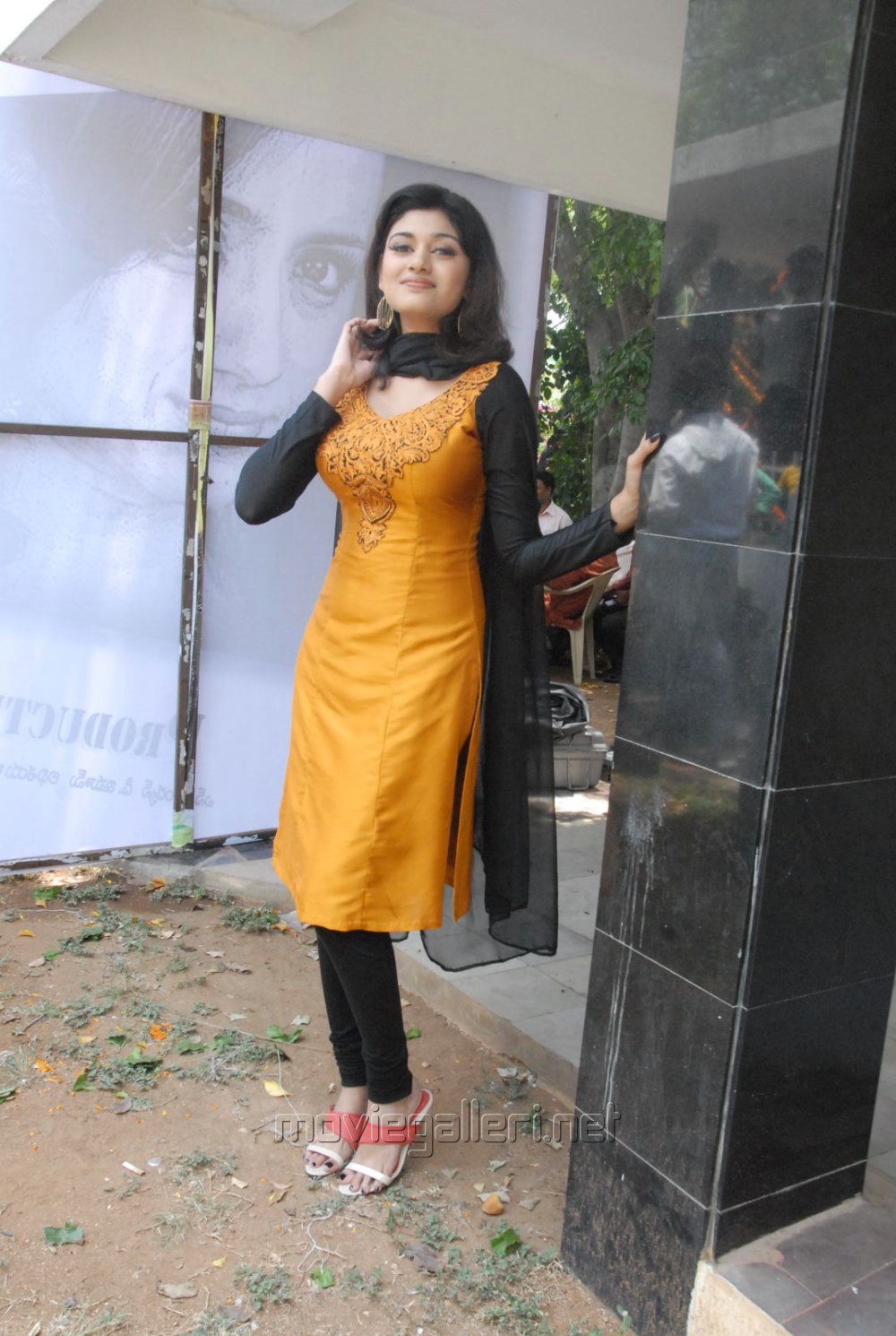 Telugu Actress Oviya in Salwar Kameez Hot Photos
