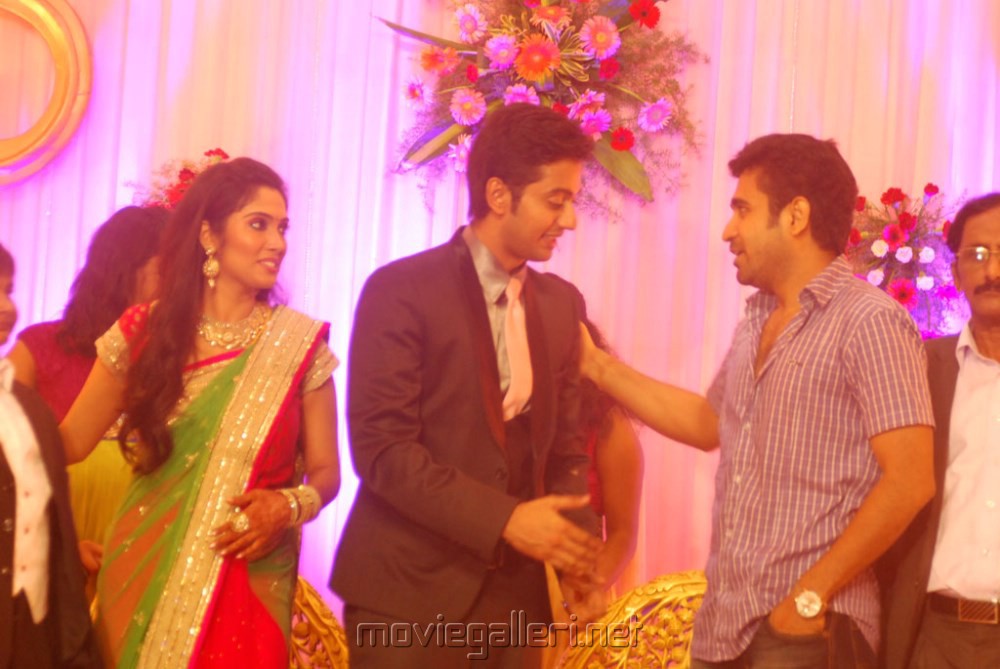Vijay Tv Anchor Priyanka Wedding Photos Priyanka Anchor Marriage Newhairstylesformen2014 Com
