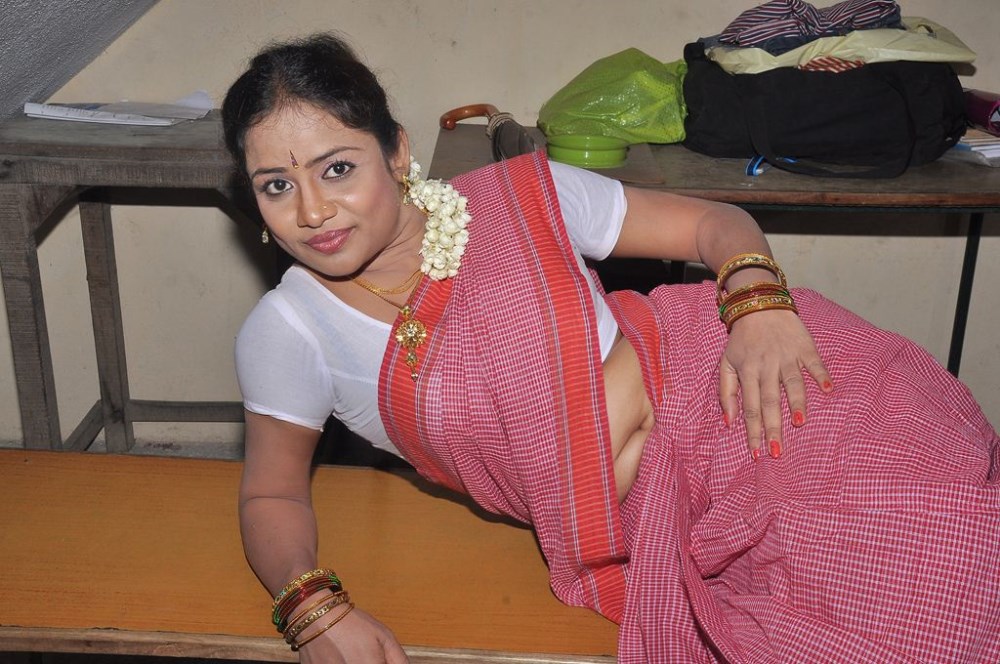 Aunty sexy boobs images bus stand images