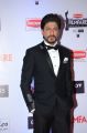 Shahrukh Khan at the Red Carpet @ 61st Britannia Filmfare Awards 2015 Photos