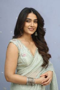 Shashtipoorthi Actress Aakanksha Singh New Photos