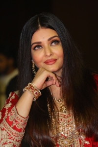 Ponniyin Selvan Actress Aishwarya Rai Photos