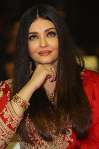 Ponniyin Selvan Actress Aishwarya Rai Photos