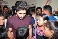 Actor Allu Arjun meets Cancer Kids Photos