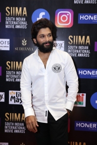 Hero Allu Arjun Pictures @ SIIMA Awards 2021