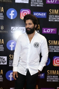 Hero Allu Arjun Pictures @ SIIMA Awards 2021