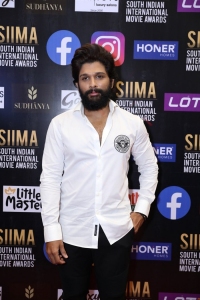 Hero Allu Arjun Pictures @ SIIMA Awards 2021