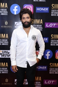 Hero Allu Arjun Pictures @ SIIMA Awards 2021