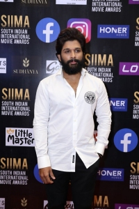 Hero Allu Arjun Pictures @ SIIMA Awards 2021 Red Carpet