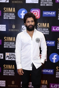 Hero Allu Arjun Pictures @ SIIMA Awards 2021