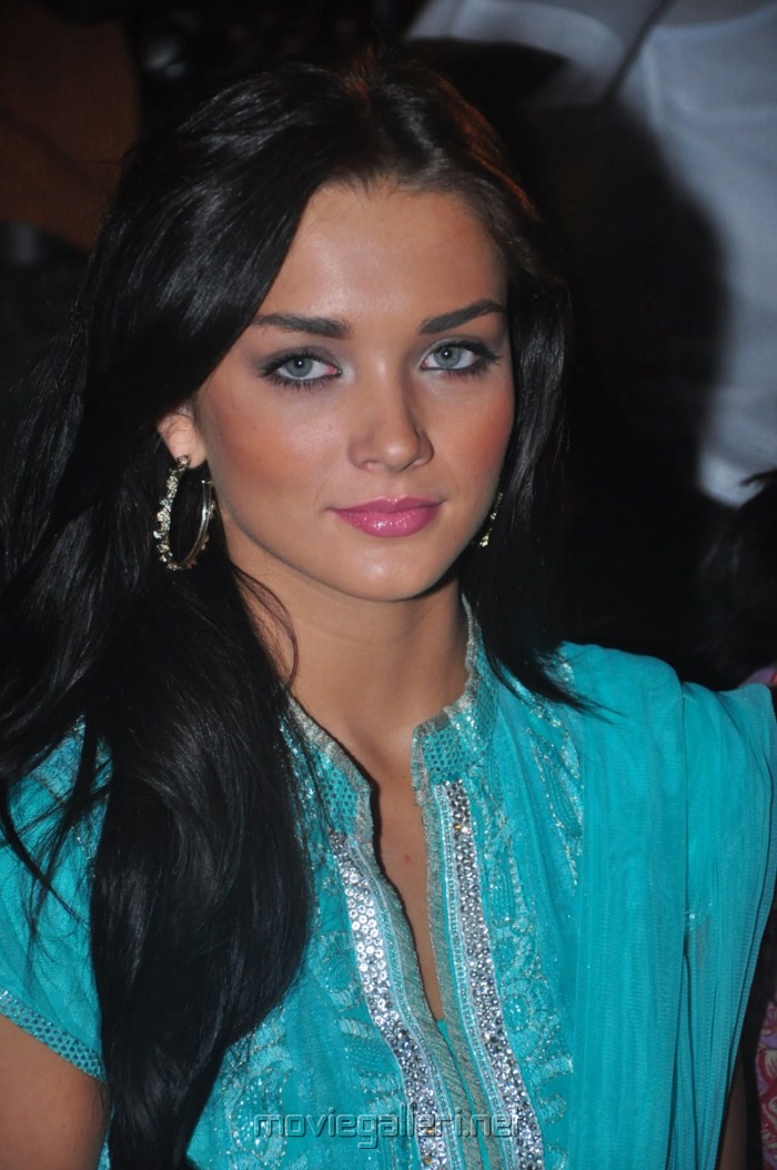 Madharasapattinam fame actress Amy Jackson New Cute Photos Stills in Vithag...