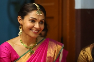 Actress Andrea Jeremiah in Anal Mele Pani Thuli Movie Stills