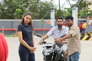 Andrea Jeremiah, Aadhav Kannadhasan, R Kaiser Anand in Anal Mele Pani Thuli Movie Stills