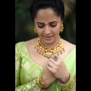 Anasuya New Saree Photoshoot Pics