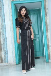 Actress Anjali Cute Photos @ Geethanjali Malli Vachindi Interview