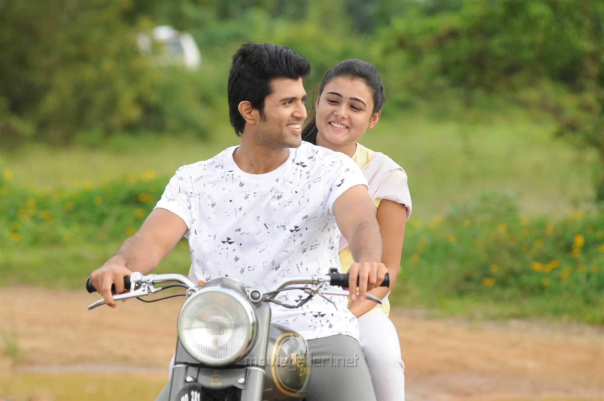 Arjun Reddy Telugu Movie Images Vijay Devarakonda Shalini Pandey