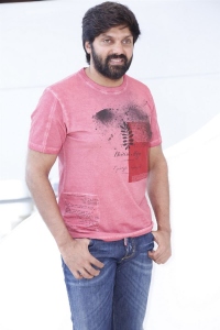 Actor Arya Photos @ Captain Movie Interview