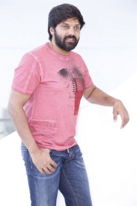 Actor Arya Photos @ Captain Movie Interview