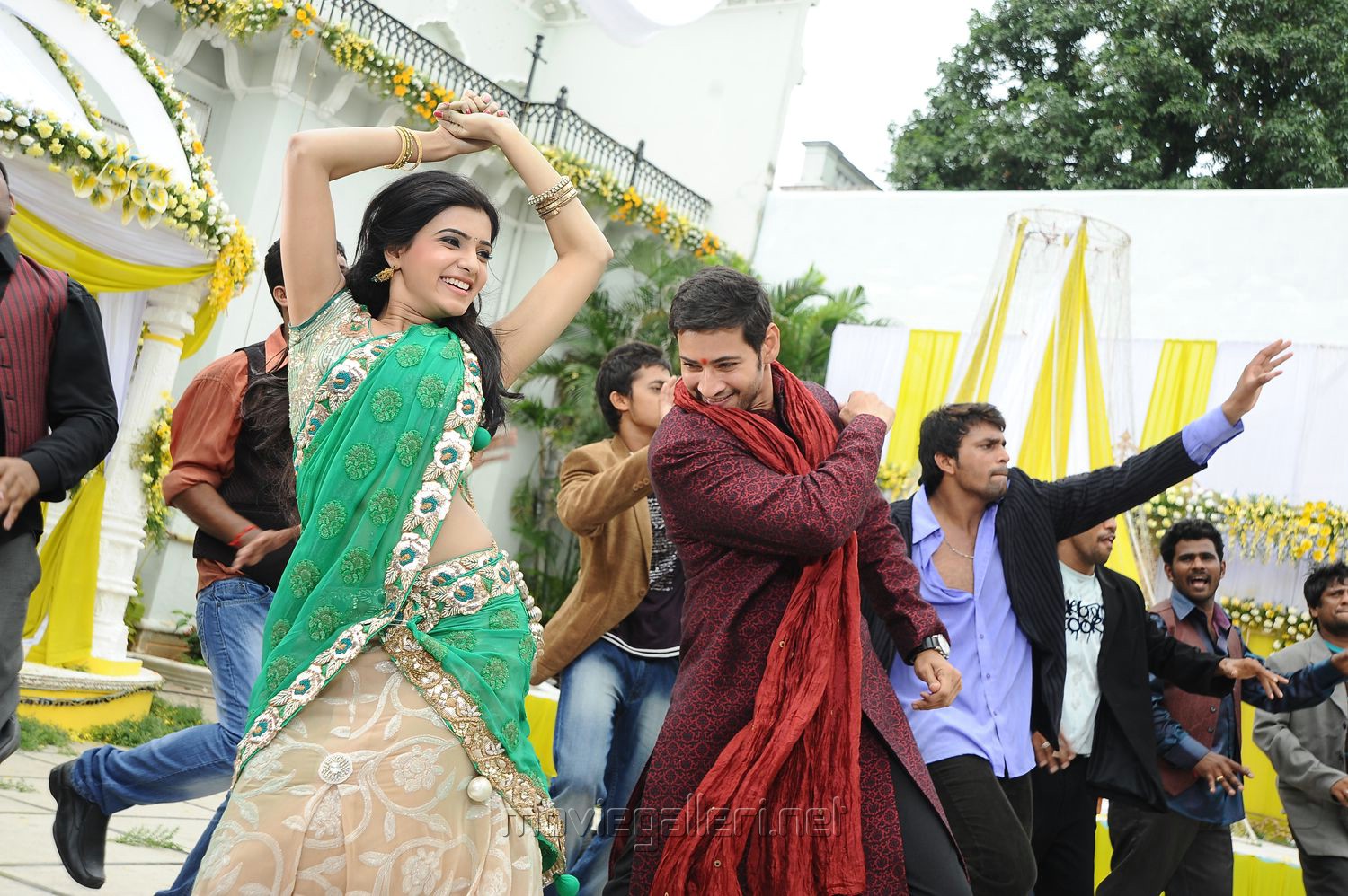 Picture 429020 | Samantha, Mahesh Babu in Athiradi Vettai Tamil Movie