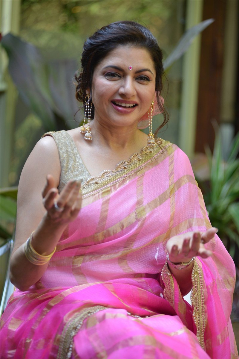 [Image: Bhagyashree-%40-Radhe-Shyam-Interview-278dc35.jpg]