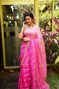 Radhe Shyam Movie Actress Bhagyashree Saree Photos