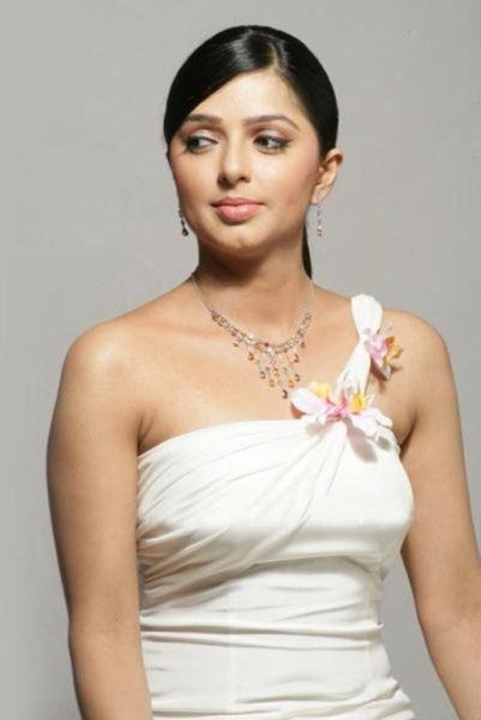 Telugu Actress Bhoomika Chawla Hot Photo Shoot Gallery.