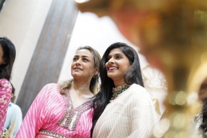 Namrata Shirodkar, Dr. Anu Karjela @ BORABAY Salon Launch Photos