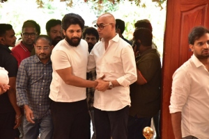 Allu Arjun pay homage to Krishna Photos