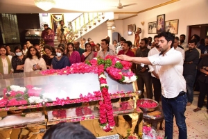 Celebs pay homage to Krishna Photos