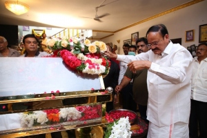 Venkaiah Naidu pay homage to Krishna Photos