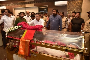 Celebs Pay Last Respects to Superstar Krishna Photos