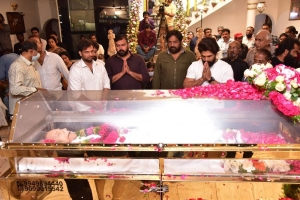 Allu Arjun pay homage to Krishna Photos