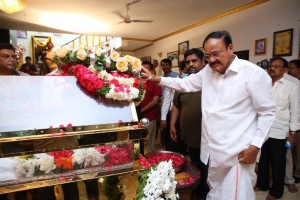 Venkaiah Naidu pay homage to Krishna Photos