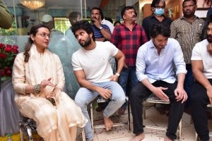 Vijay Deverakonda pay homage to Krishna Photos