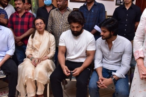 Namrata Shirodkar, Allu Arjun, Sudheer Babu pay homage to Krishna Photos