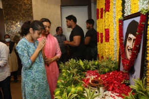 Celebs Pay Last Respects to Superstar Krishna Photos