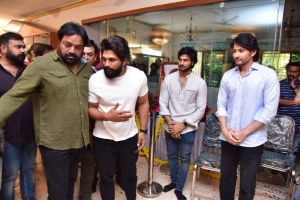 Allu Arjun pay homage to Krishna Photos