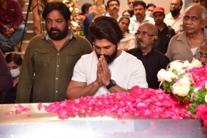 Allu Arjun pay homage to Krishna Photos