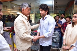 N. Chandrababu Naidu pay homage to Krishna Photos