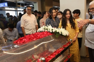 Celebs Pay Last Respects to Superstar Krishna Photos