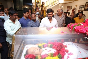 Chiranjeevi pay homage to Krishna Photos