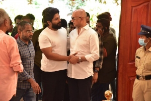 Allu Arjun pay homage to Krishna Photos