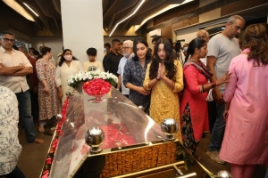 Celebs Pay Last Respects to Superstar Krishna Photos