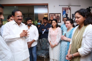 Venkaiah Naidu pay homage to Krishna Photos