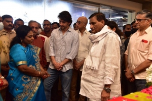 Tamilisai Soundararajan Pay Last Respects to Superstar Krishna Photos