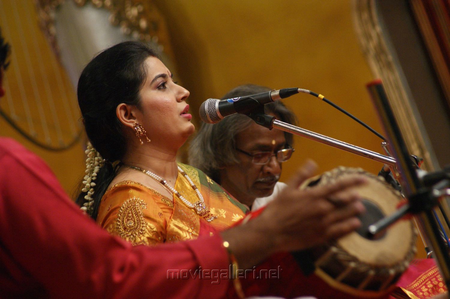 Singer Mahanadhi Shobana at Chennaiyil Thiruvaiyaru 2012 Photos.