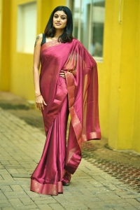 Actress Oviya @ Contractor Nesamani Movie Pooja Stills
