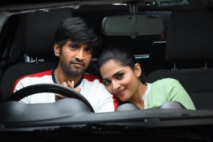 Santhanam, Anagha in Dikkiloona Movie Images HD